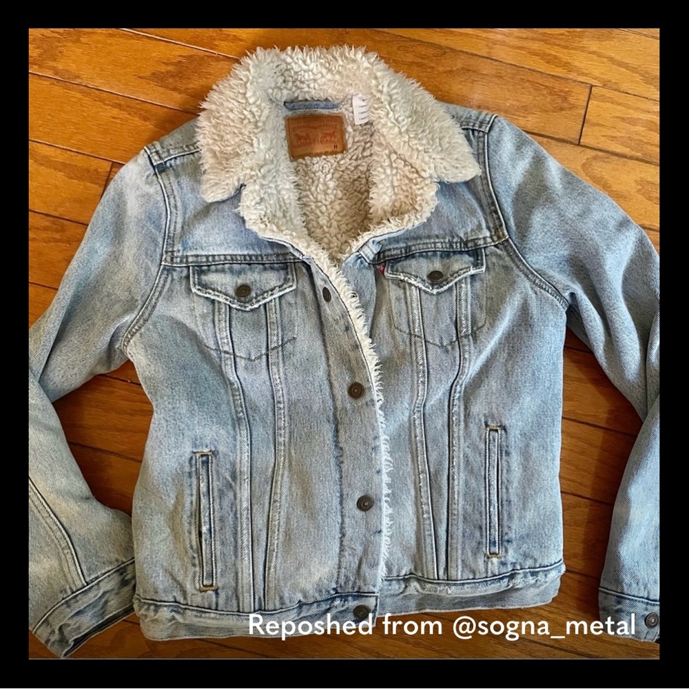 Levi’s Sherpa denim jacket fits like a small labeled as a medium